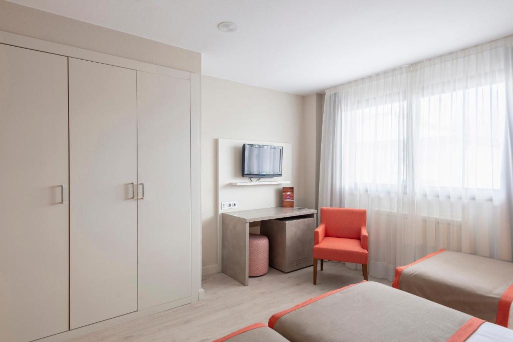 Una televisión o centro de entretenimiento en Hotel & Spa Real Jaca