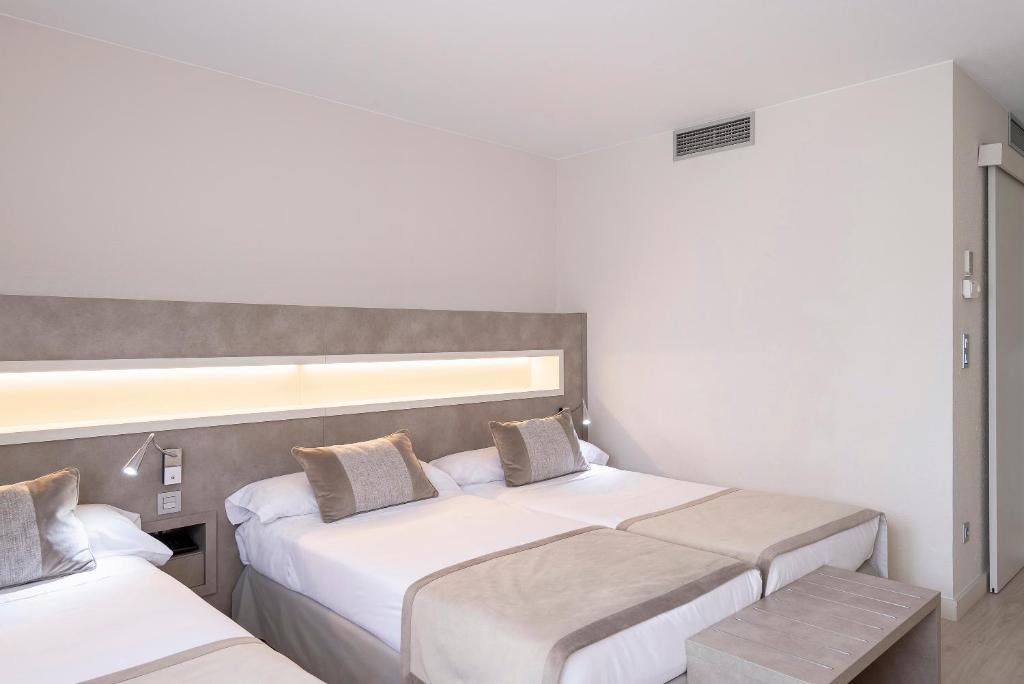 Cama o camas de una habitación en Hotel & Spa Real Jaca