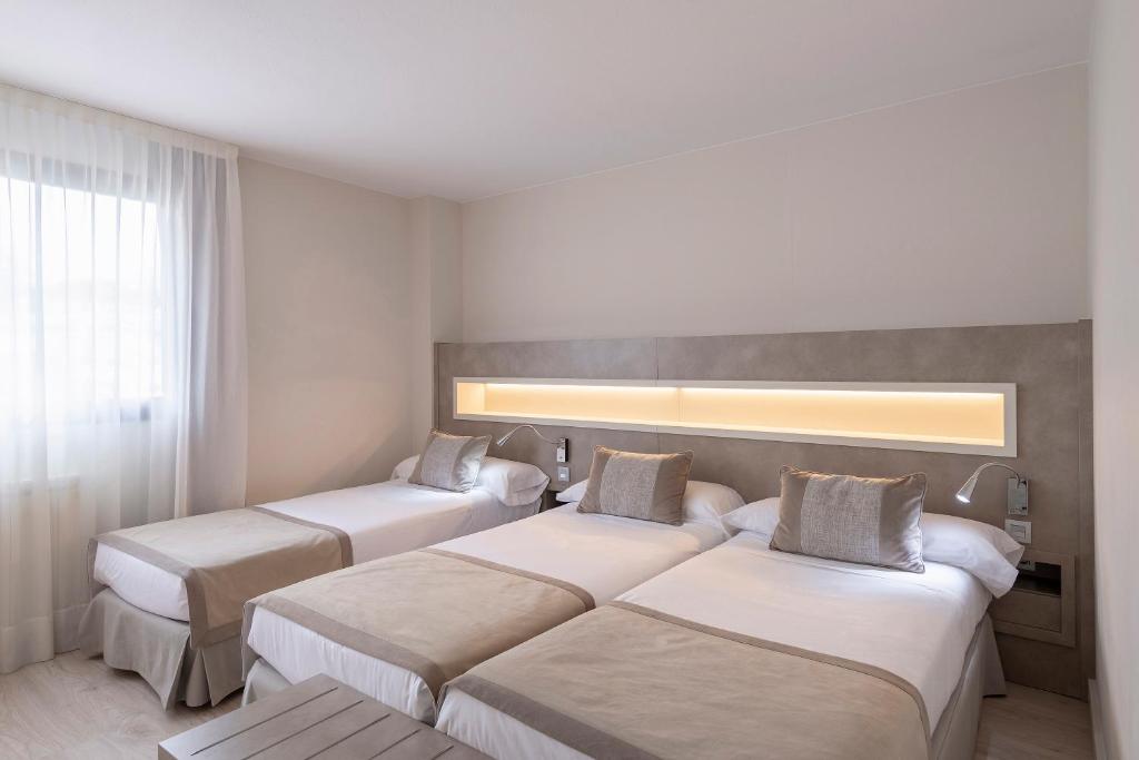 Cama o camas de una habitación en Hotel & Spa Real Jaca