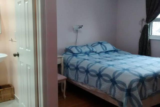 ミシサガにあるPrivate Room near Airportのベッドルーム1室(青いシーツと窓付)