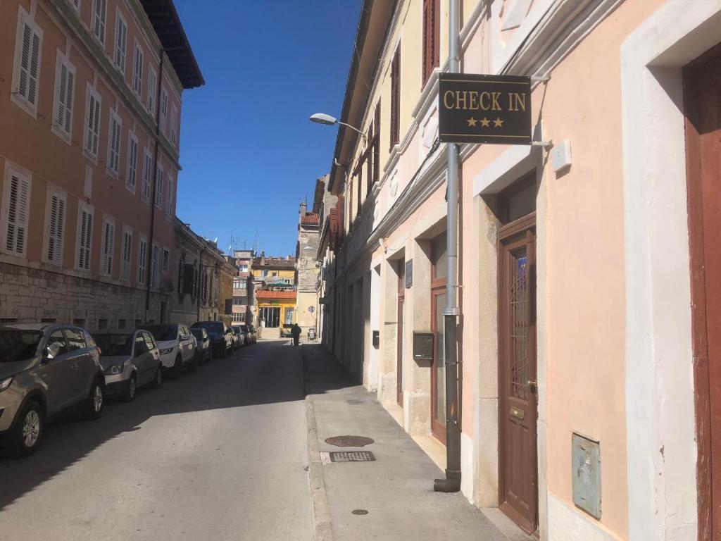 znak drogowy dla znaku zameldowania na budynku w obiekcie Apartment Check in w Puli
