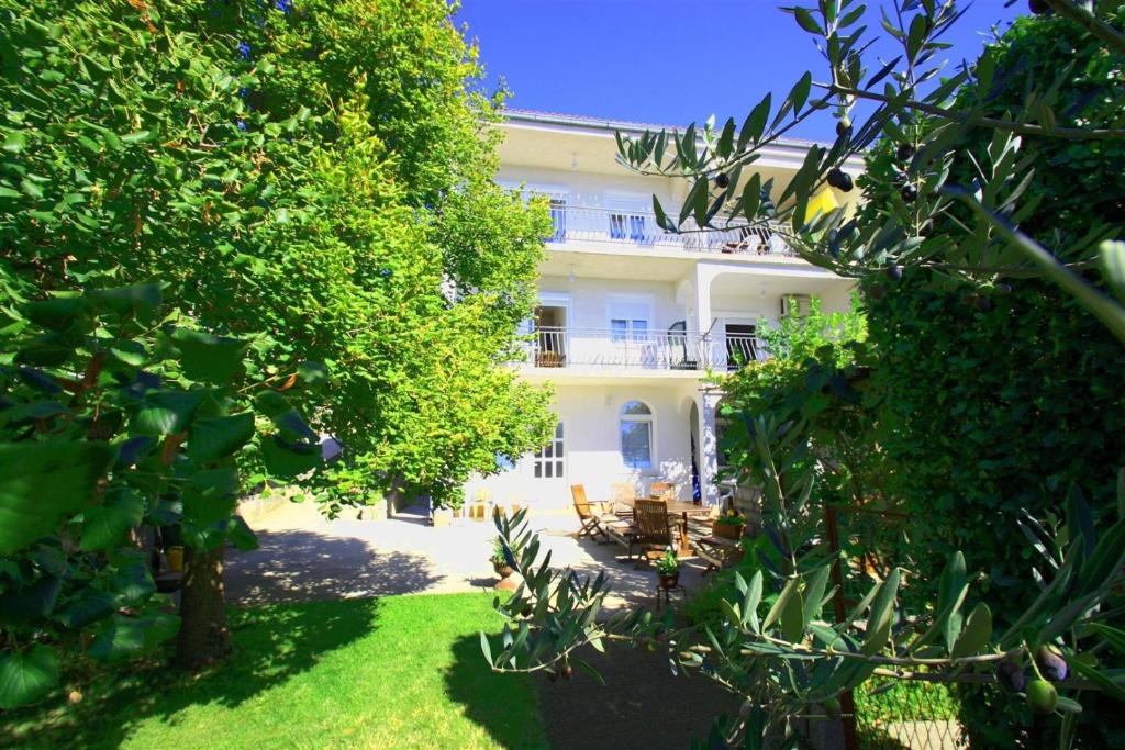 Vonkajšia záhrada v ubytovaní One-Bedroom Apartment in Crikvenica 48