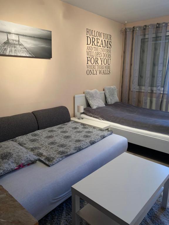 Posteľ alebo postele v izbe v ubytovaní Liget Apartment, Terrace, Free Parking, AC