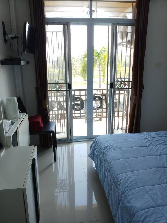 JC Guesthouse @ Suratthani Airport - Triple Chambre Avec Salle De Bain Privée