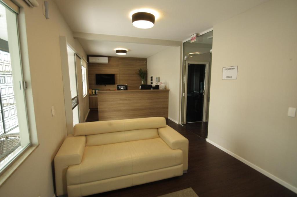  Kennedy Slim Hotel