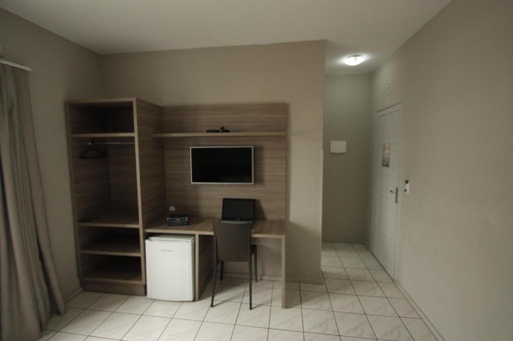  Kennedy Slim Hotel
