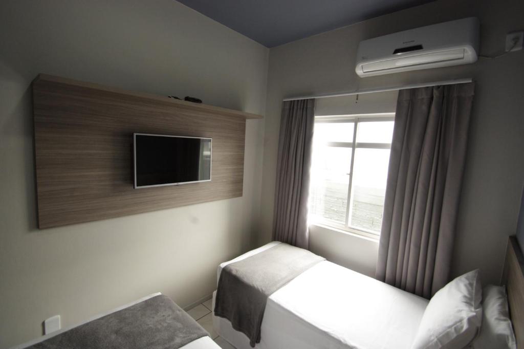  Kennedy Slim Hotel