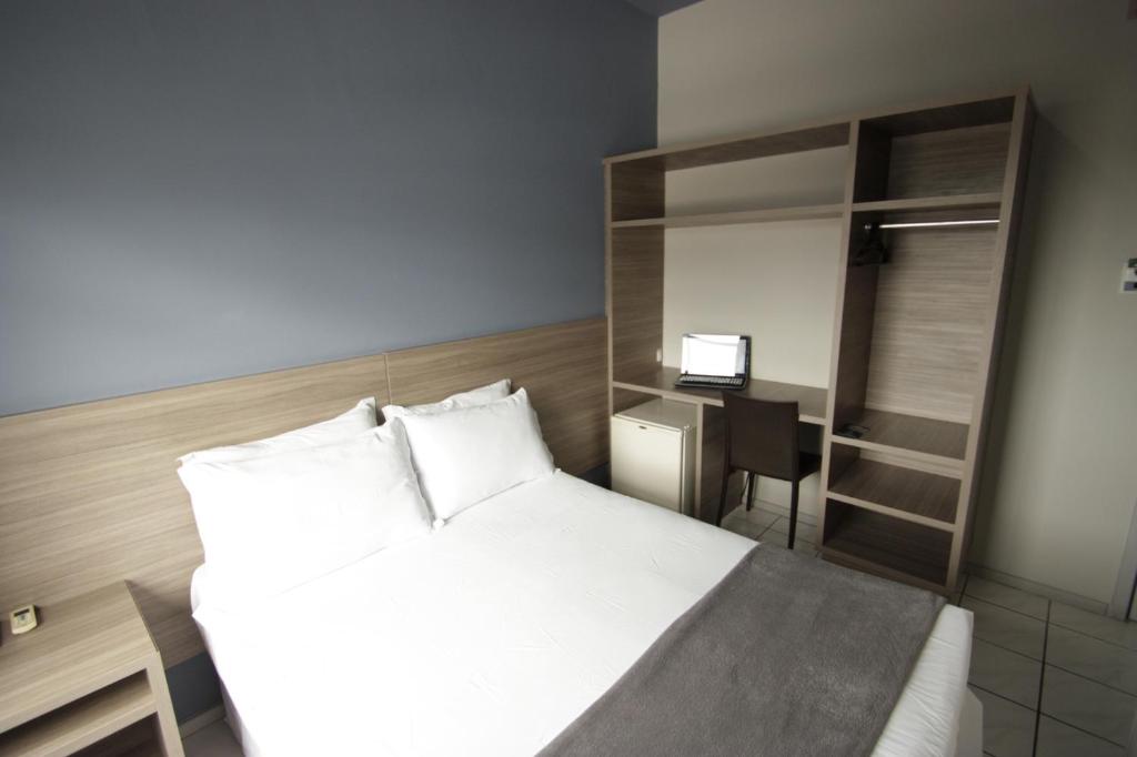  Kennedy Slim Hotel