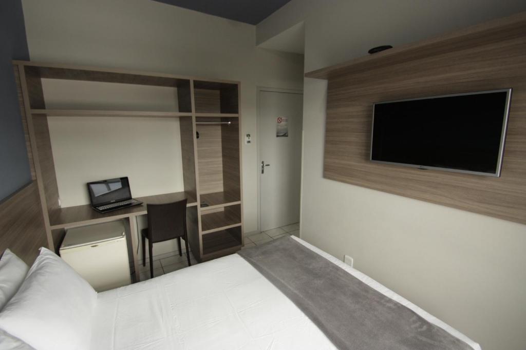  Kennedy Slim Hotel