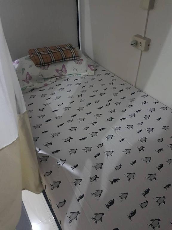 Voodi või voodid majutusasutuse Sleepadz - Capsule Beds Dormitel in Magsaysay Ave Naga toas