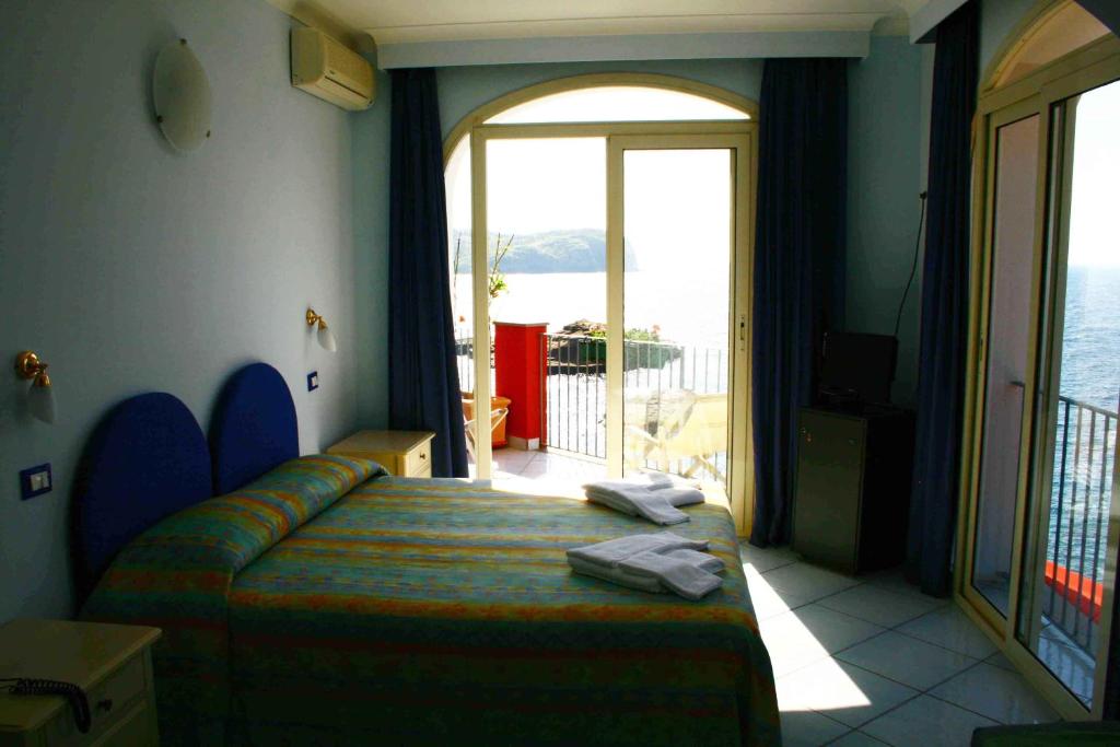 Postel nebo postele na pokoji v ubytování Hotel Villa Iulia