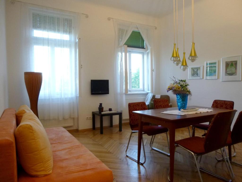 sala de estar con sofá y mesa con sillas en Apartments Maximillian, en Viena