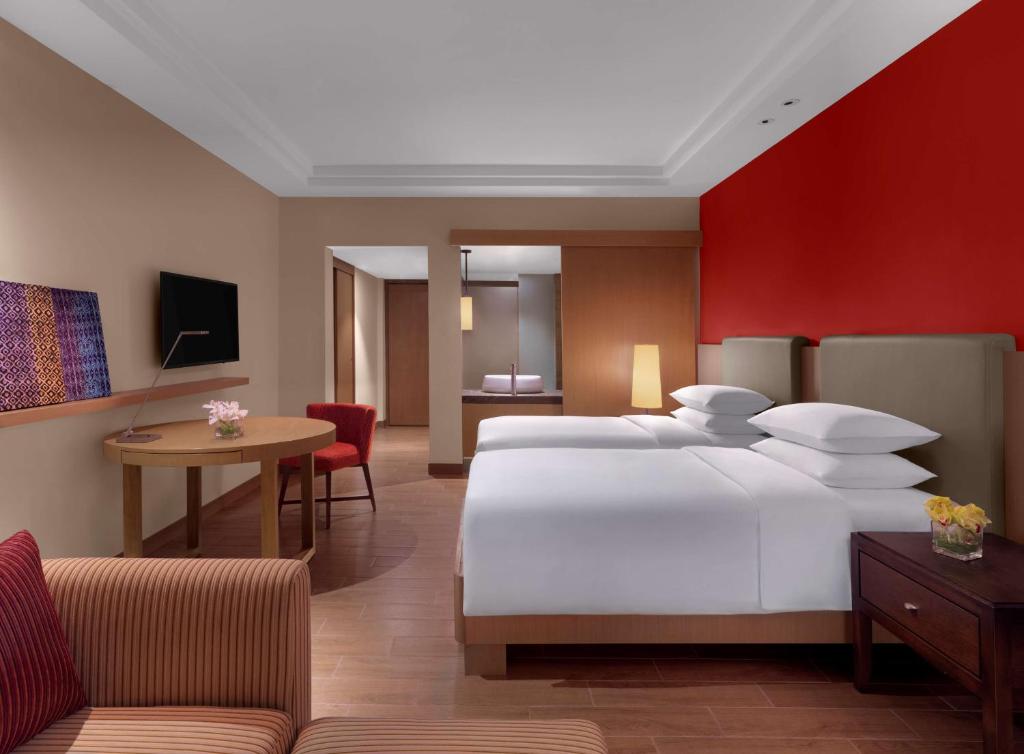 Postel nebo postele na pokoji v ubytování Hyatt Regency Kuantan Resort