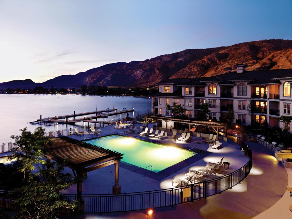 un hotel con una gran piscina junto a un cuerpo de agua en Walnut Beach Resort, en Osoyoos