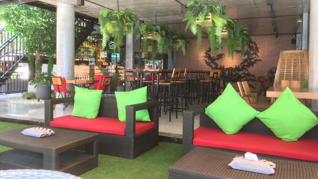 Uma área de estar em Maneetel Krabi Beachfront-SHA Plus