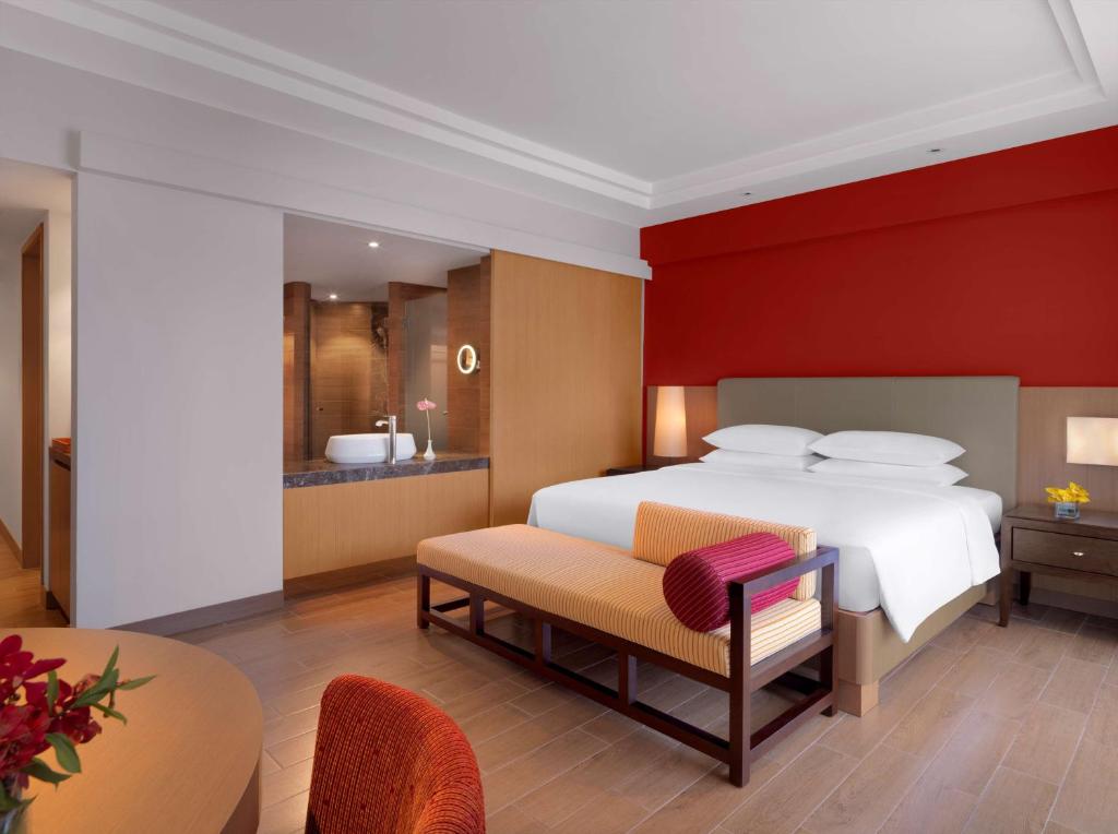 Postel nebo postele na pokoji v ubytování Hyatt Regency Kuantan Resort