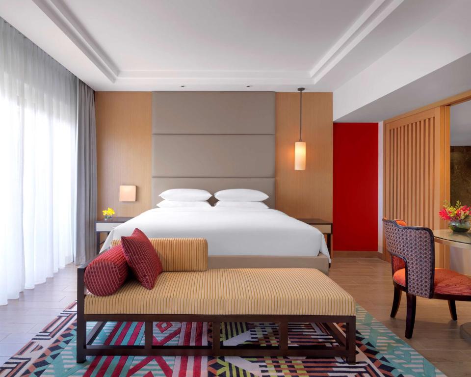 Postel nebo postele na pokoji v ubytování Hyatt Regency Kuantan Resort