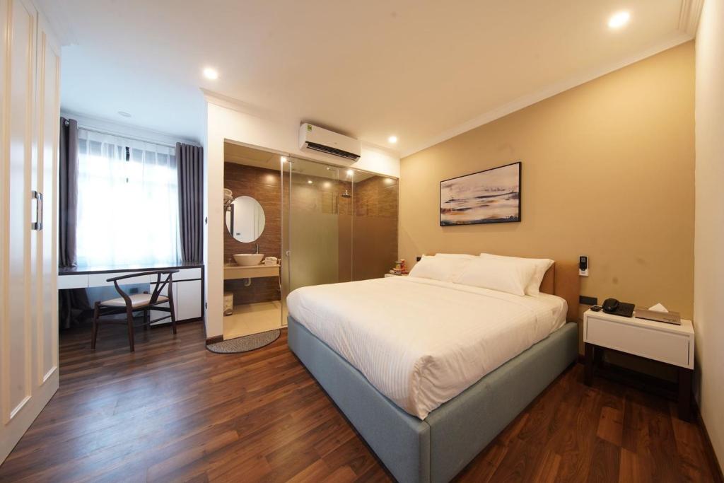 1 dormitorio con 1 cama grande y baño en Hovi Hoang Cau 3 - My Hotel, en Hanói
