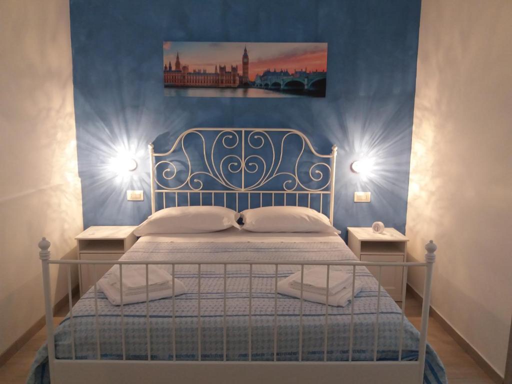 - une chambre dotée d'un lit avec un mur bleu dans l'établissement Holiday house Lual, à Agerola