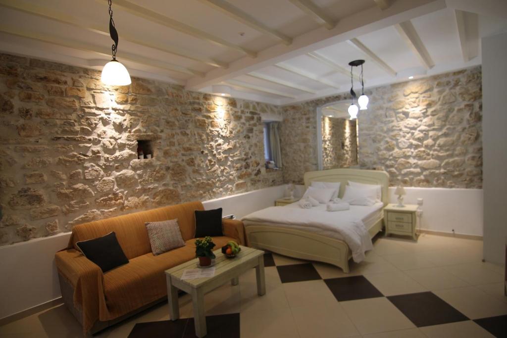 sypialnia z łóżkiem i kanapą w obiekcie NJ Corfu Liston Apartments w Korfu