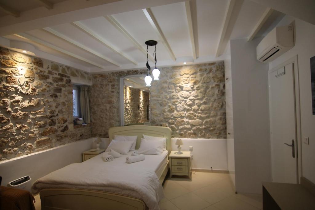 Łóżko lub łóżka w pokoju w obiekcie NJ Corfu Liston Apartments
