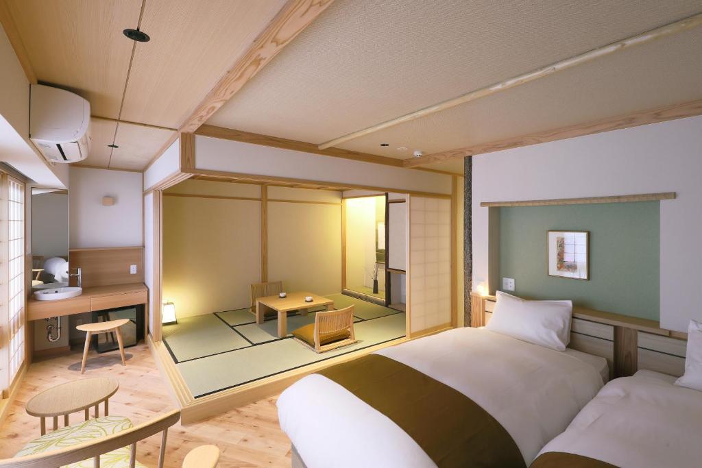 Postel nebo postele na pokoji v ubytování Kyomachiya Ryokan Sakura Urushitei