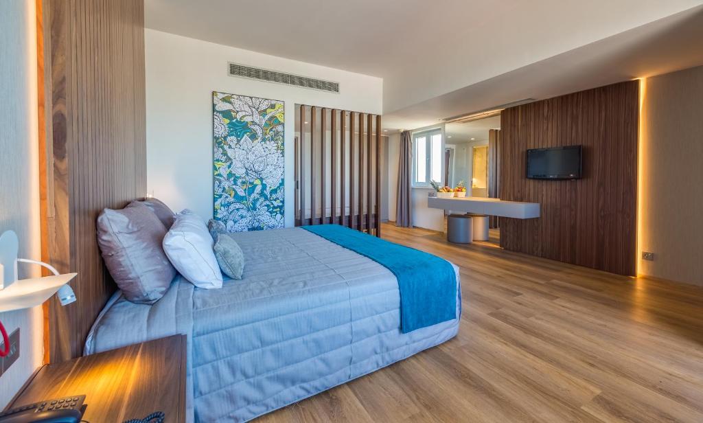 Кровать или кровати в номере Sun Hall Hotel