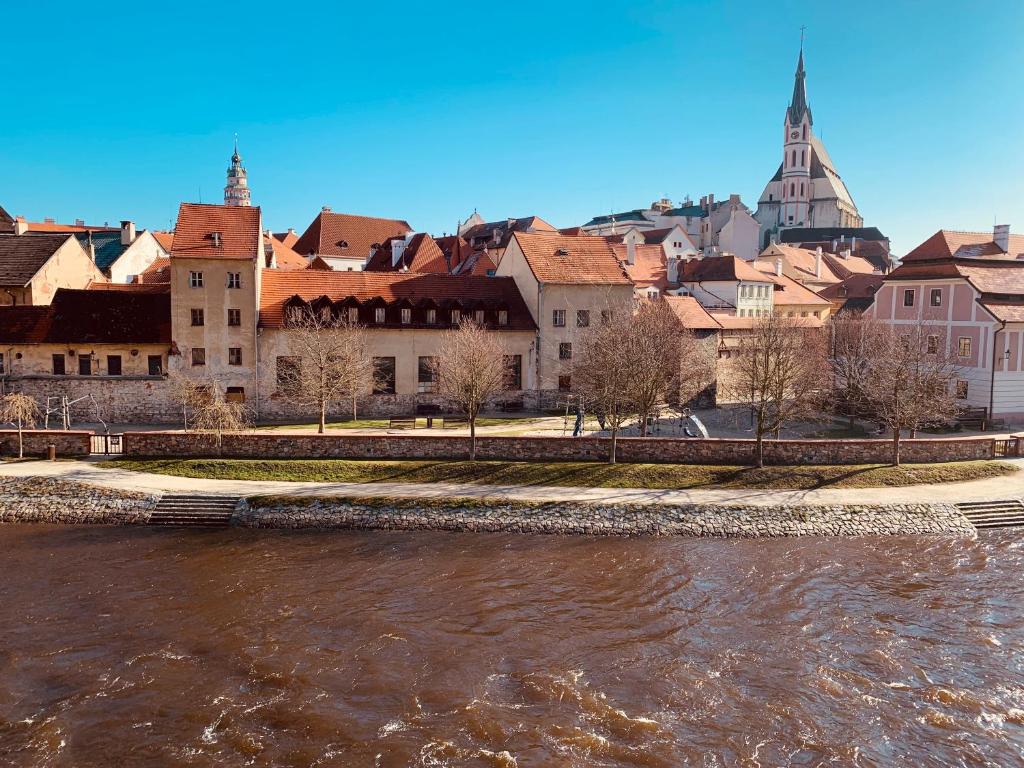 Výhled na řeku, která protéká v blízkosti penzionu