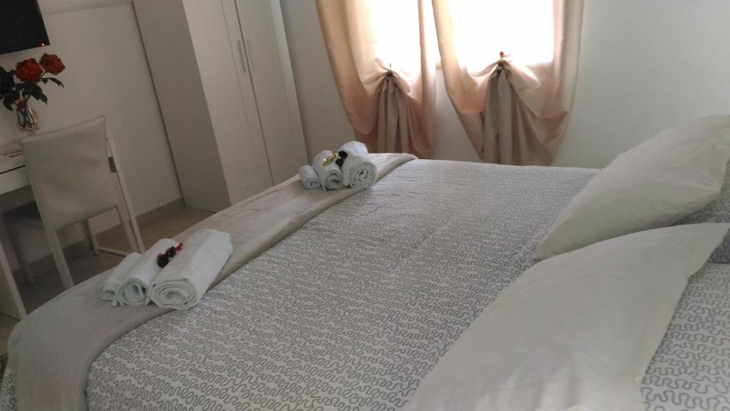 A bed or beds in a room at B&B Pian del Lago