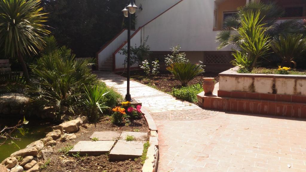 A garden outside B&B Pian del Lago