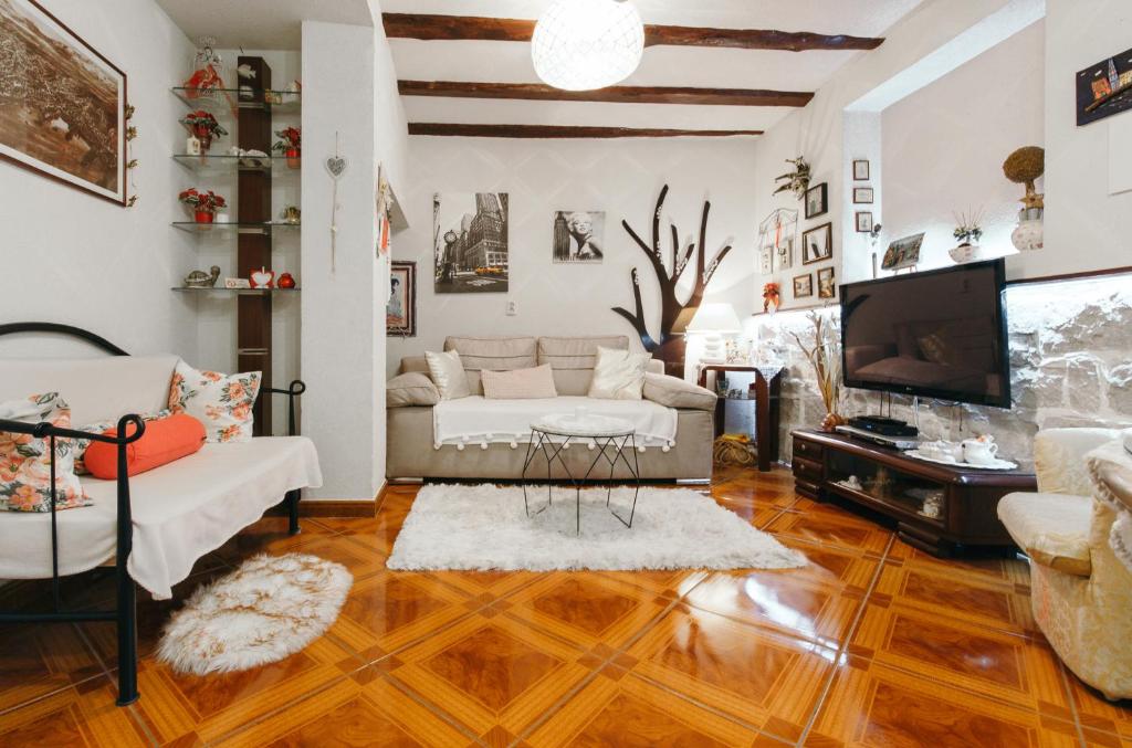 a living room with a couch and a tv at Bingo Apartment in Split