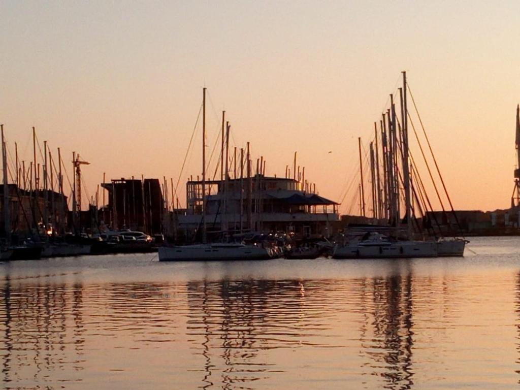 eine Gruppe von Booten, die bei Sonnenuntergang in einem Hafen anlanden in der Unterkunft Studio in Pula center in Pula
