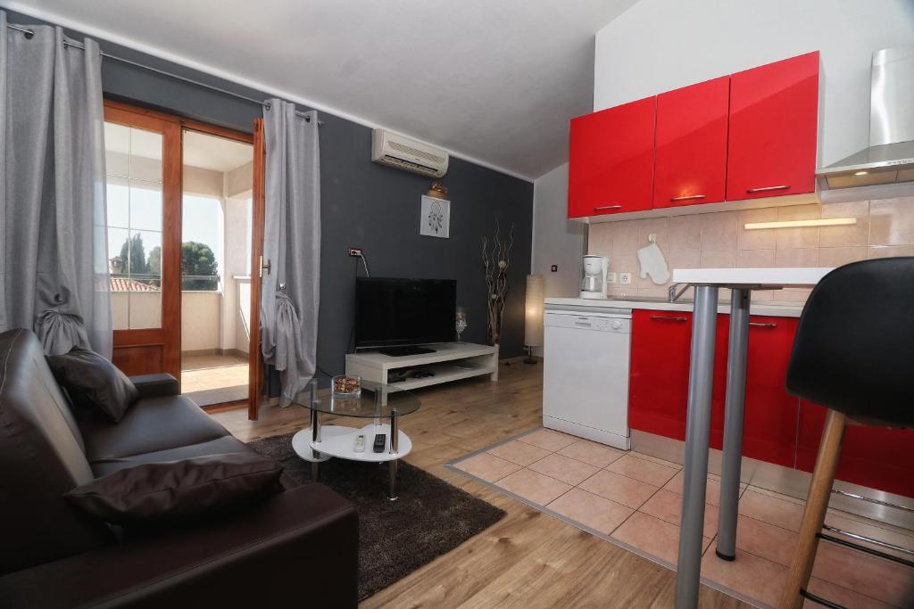 Kuchyň nebo kuchyňský kout v ubytování Apartments and Rooms Lorena 236