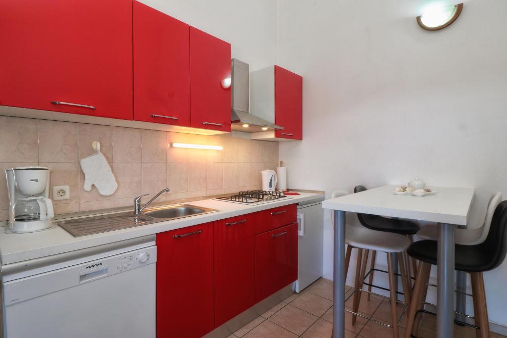 Kuchyň nebo kuchyňský kout v ubytování Apartments and Rooms Lorena 236