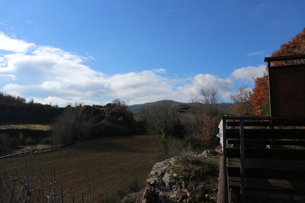 Blick auf ein Feld mit einem Zaun in der Unterkunft La terrazza sul vulcano in San Venanzo
