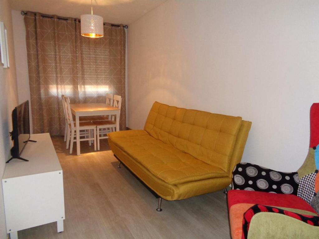 un salon avec un canapé et une table dans l'établissement Apartment Poeta Aleixo in Faro, à Faro