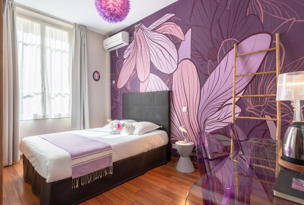 1 dormitorio con una pared morada y un mural de flores en Hôtel Cecil - Boutique hôtel, en Juan-les-Pins
