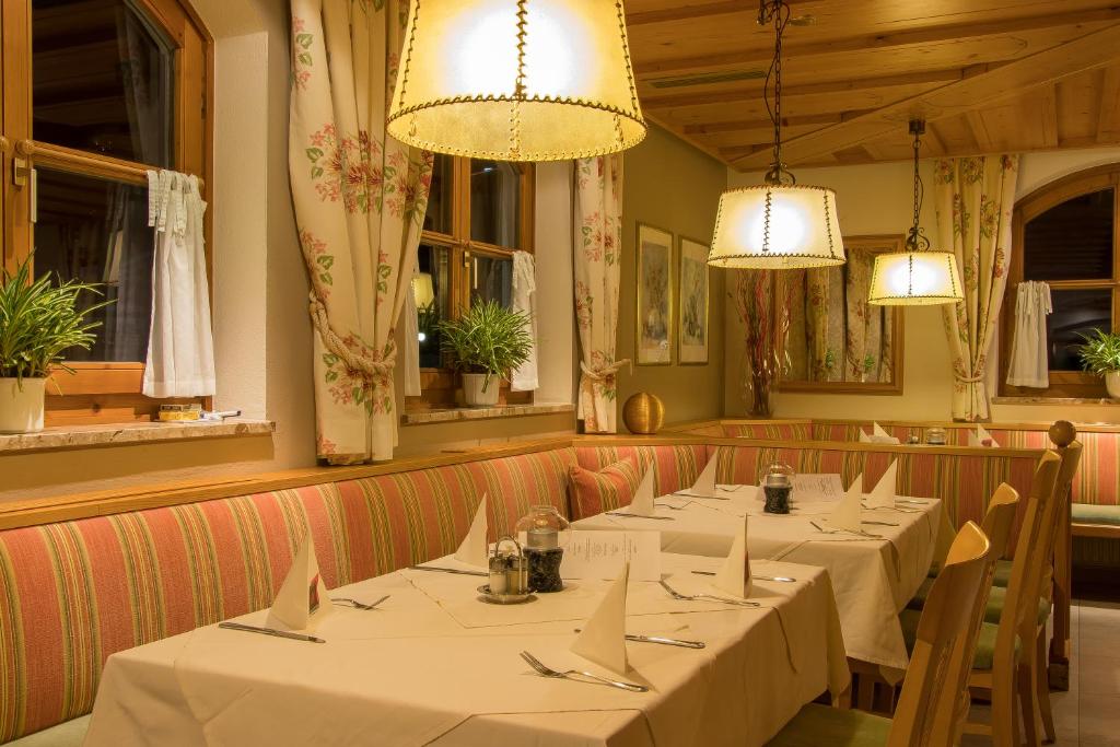 Reštaurácia alebo iné gastronomické zariadenie v ubytovaní Landhotel Oberdanner