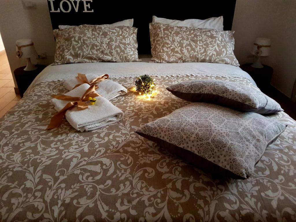 ein Bett mit Weihnachtsschmuck und einer Kerze drauf in der Unterkunft La casetta di Jasmine in Salerno