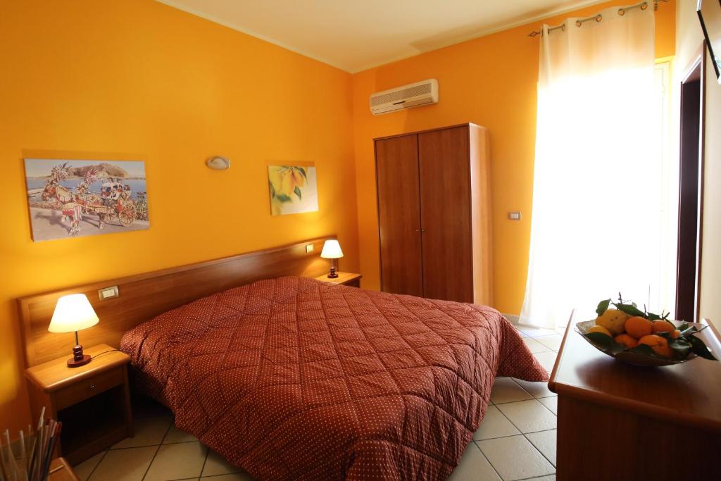 Łóżko lub łóżka w pokoju w obiekcie Valle D'Agrò