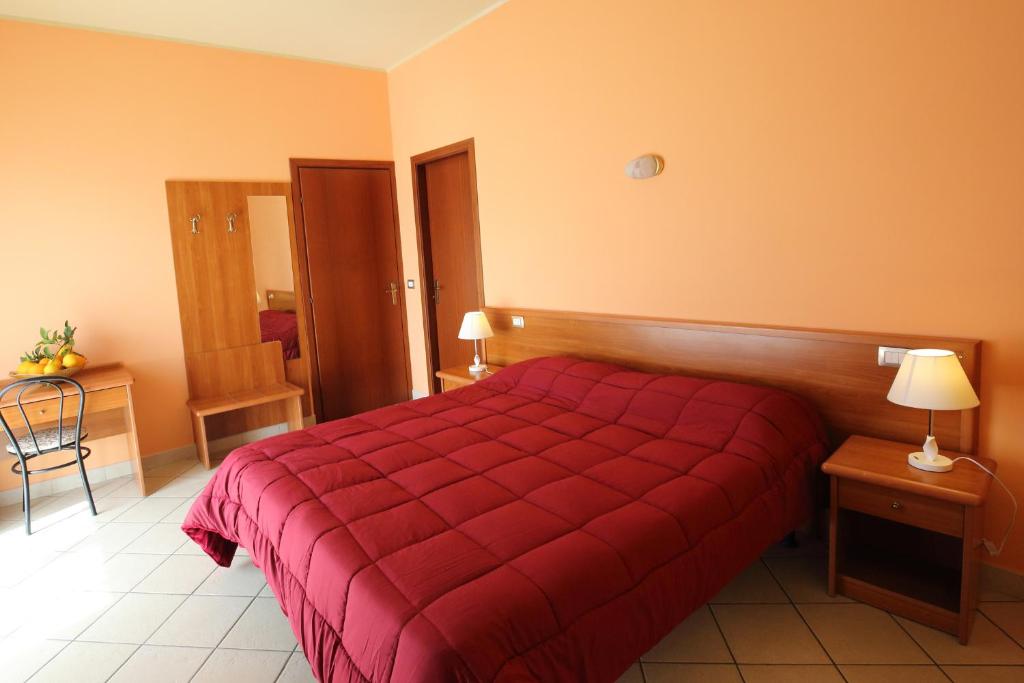 Łóżko lub łóżka w pokoju w obiekcie Valle D'Agrò