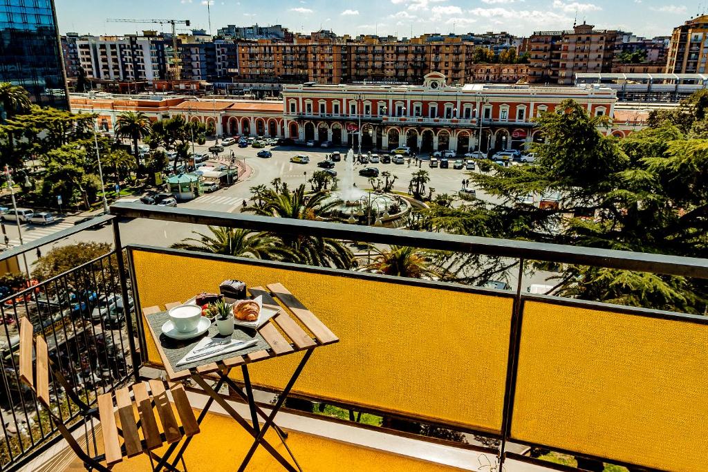 einen Tisch auf einem Balkon mit Stadtblick in der Unterkunft TRAVEL STATION in Bari