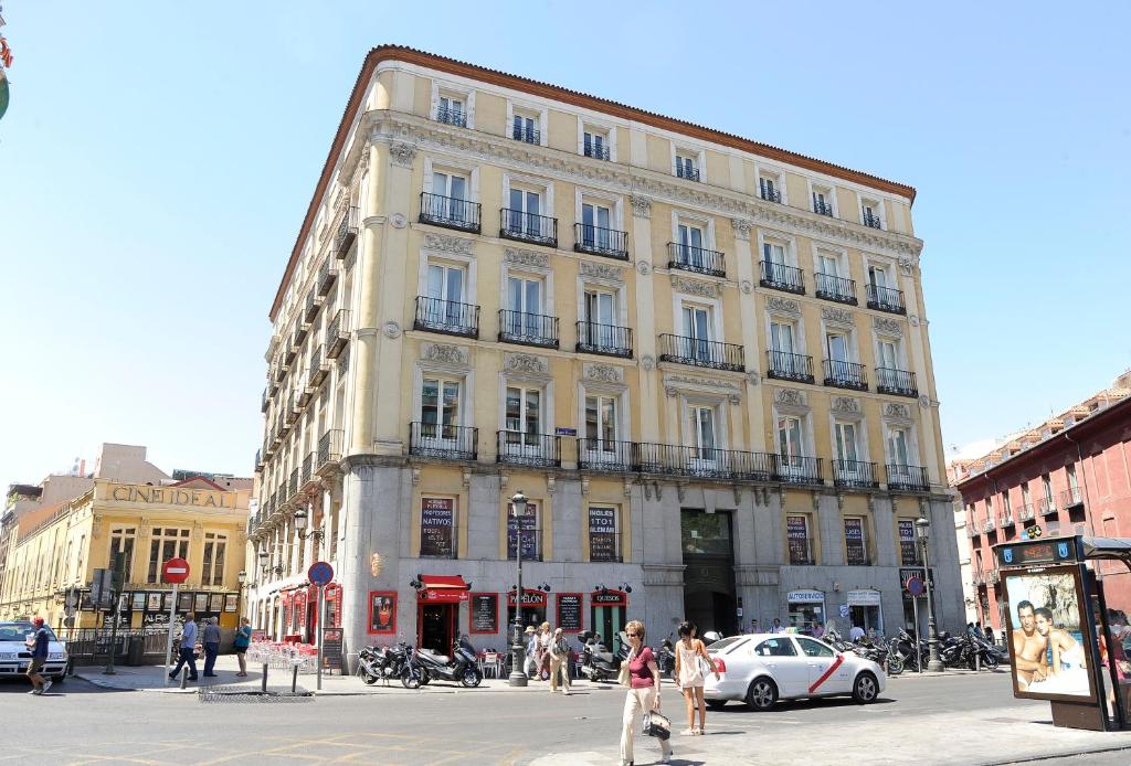 duży budynek z ludźmi idącymi przed nim w obiekcie Mola Suites w Madrycie