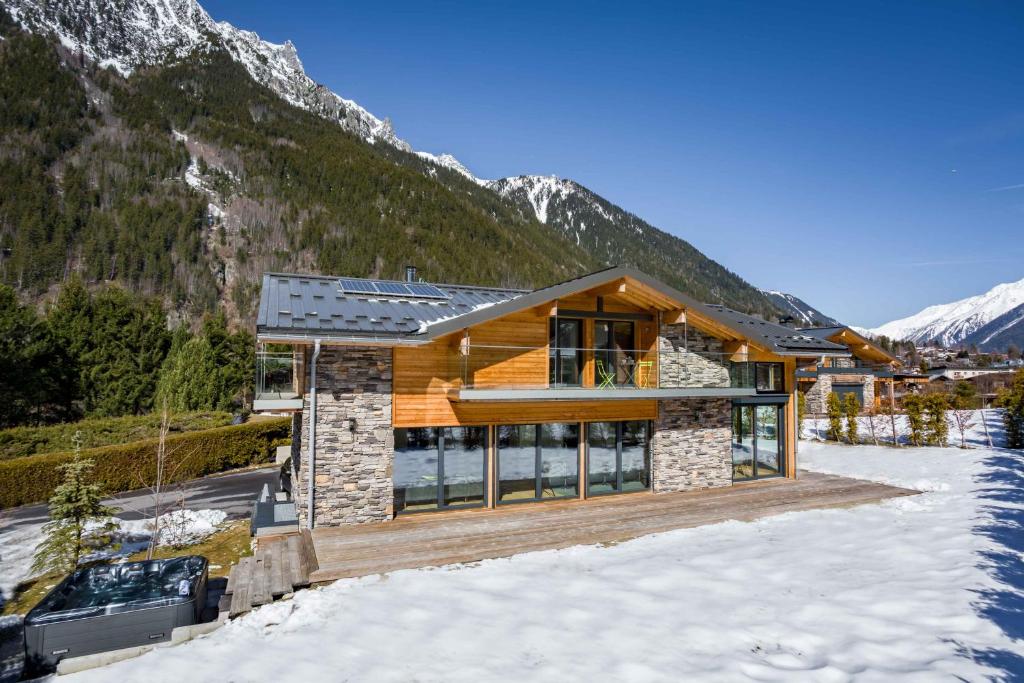 ein Haus in den Bergen mit Schnee auf dem Boden in der Unterkunft Chalet Montana- Chamonix All Year in Chamonix-Mont-Blanc
