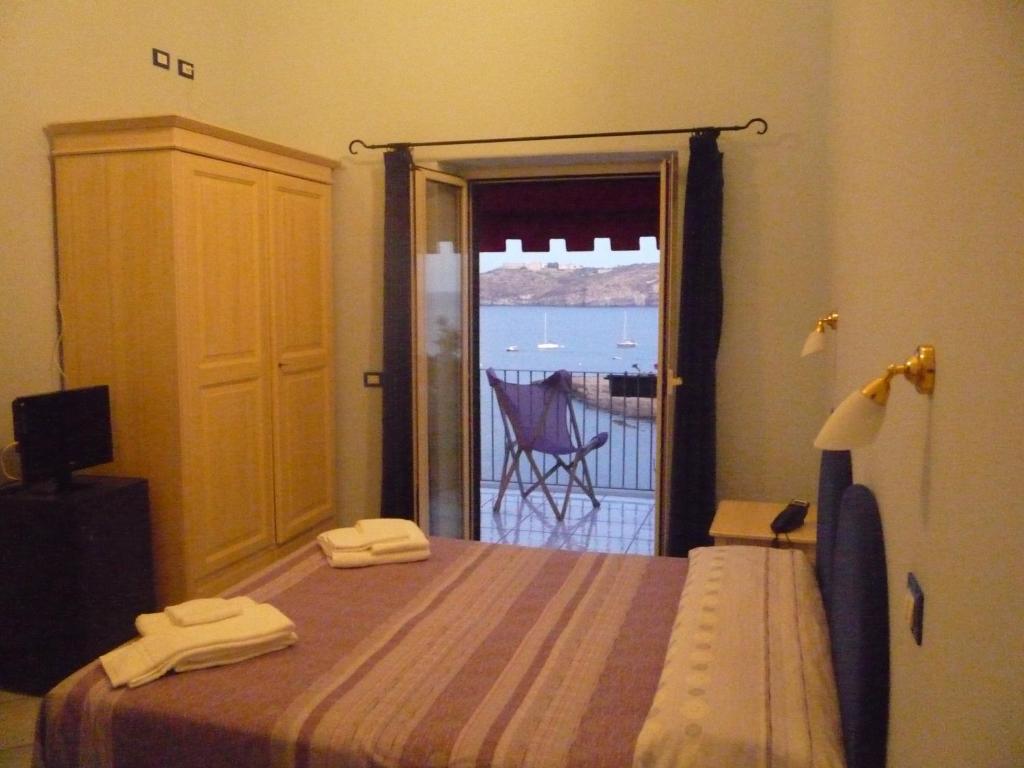 Postel nebo postele na pokoji v ubytování Hotel Villa Iulia