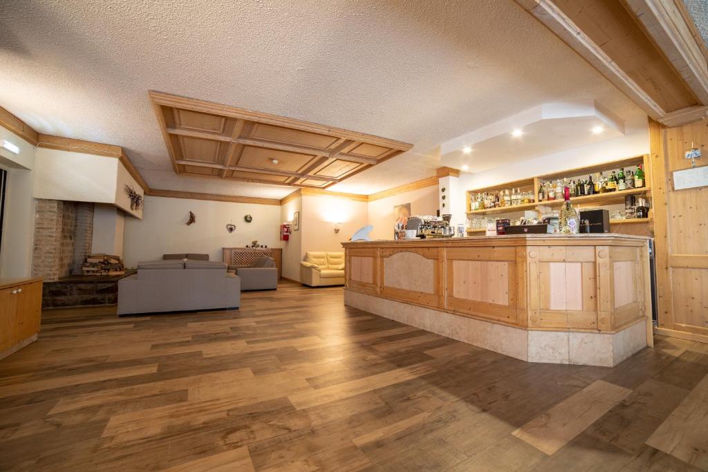 Lounge nebo bar v ubytování Caminetto Mountain Resort