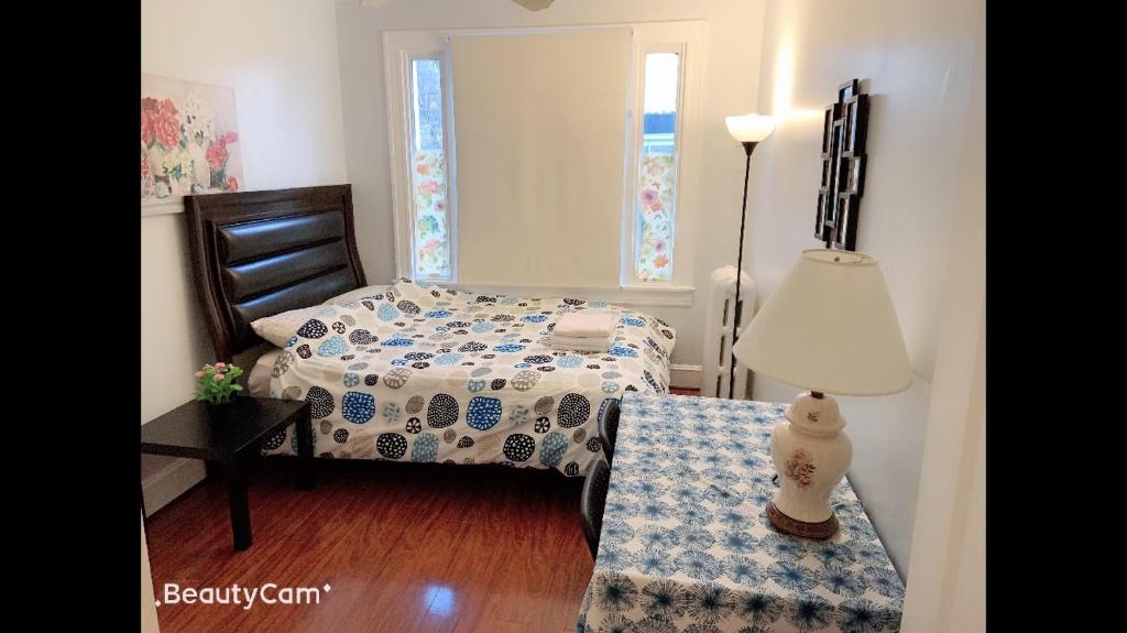 una camera con letto e tavolo con lampada di GORGEOUS HOUSE NEXT JHU a Baltimora