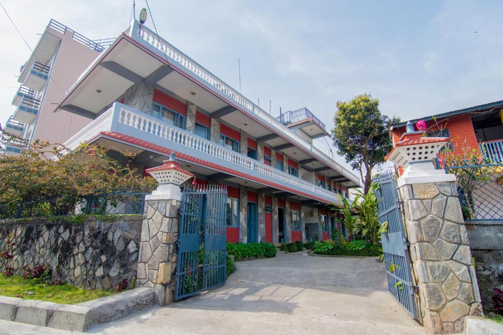 ein Gebäude mit einem Tor davor in der Unterkunft Hotel Mountain View - Lakeside Pokhara in Pokhara