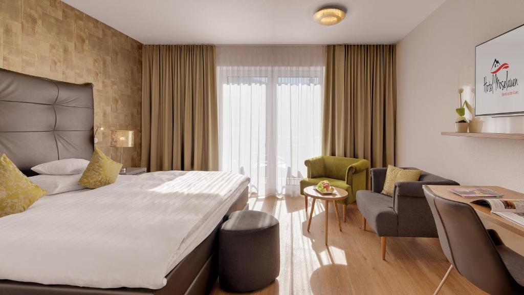 Postel nebo postele na pokoji v ubytování Hotel Moselauen