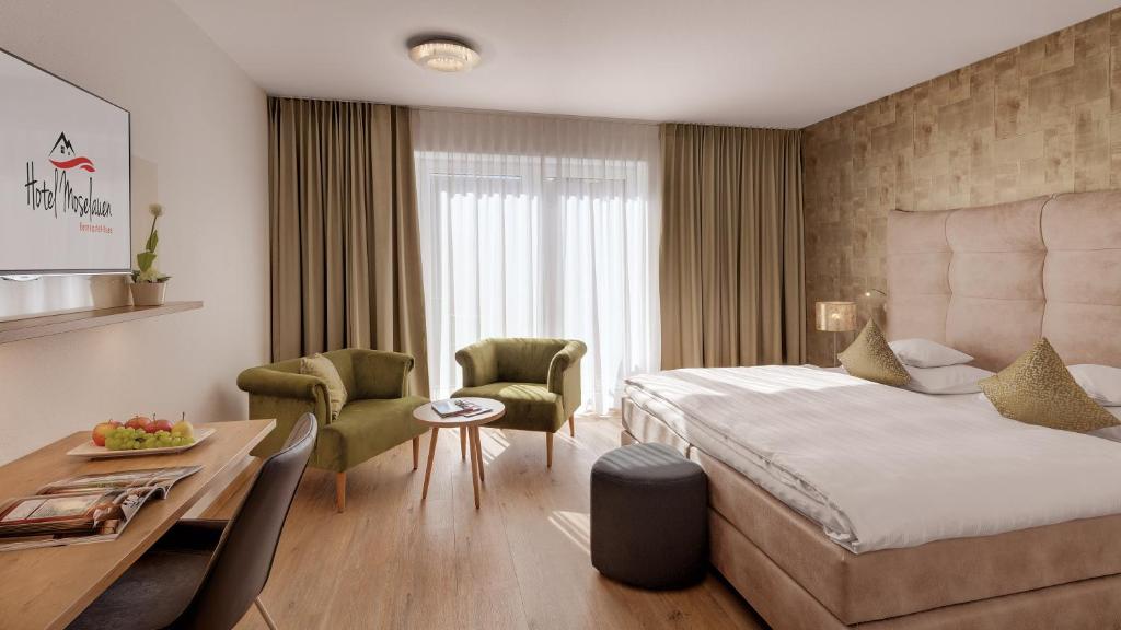 Postel nebo postele na pokoji v ubytování Hotel Moselauen